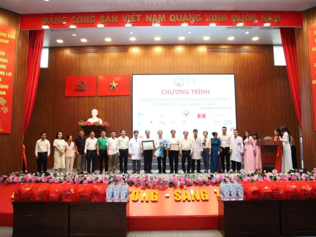 Đồng hương Bến Tre và công ty Yamamoto Huỳnh thăm và tặng quà cho bệnh nhi tại BV Ung bướu TP.HCM